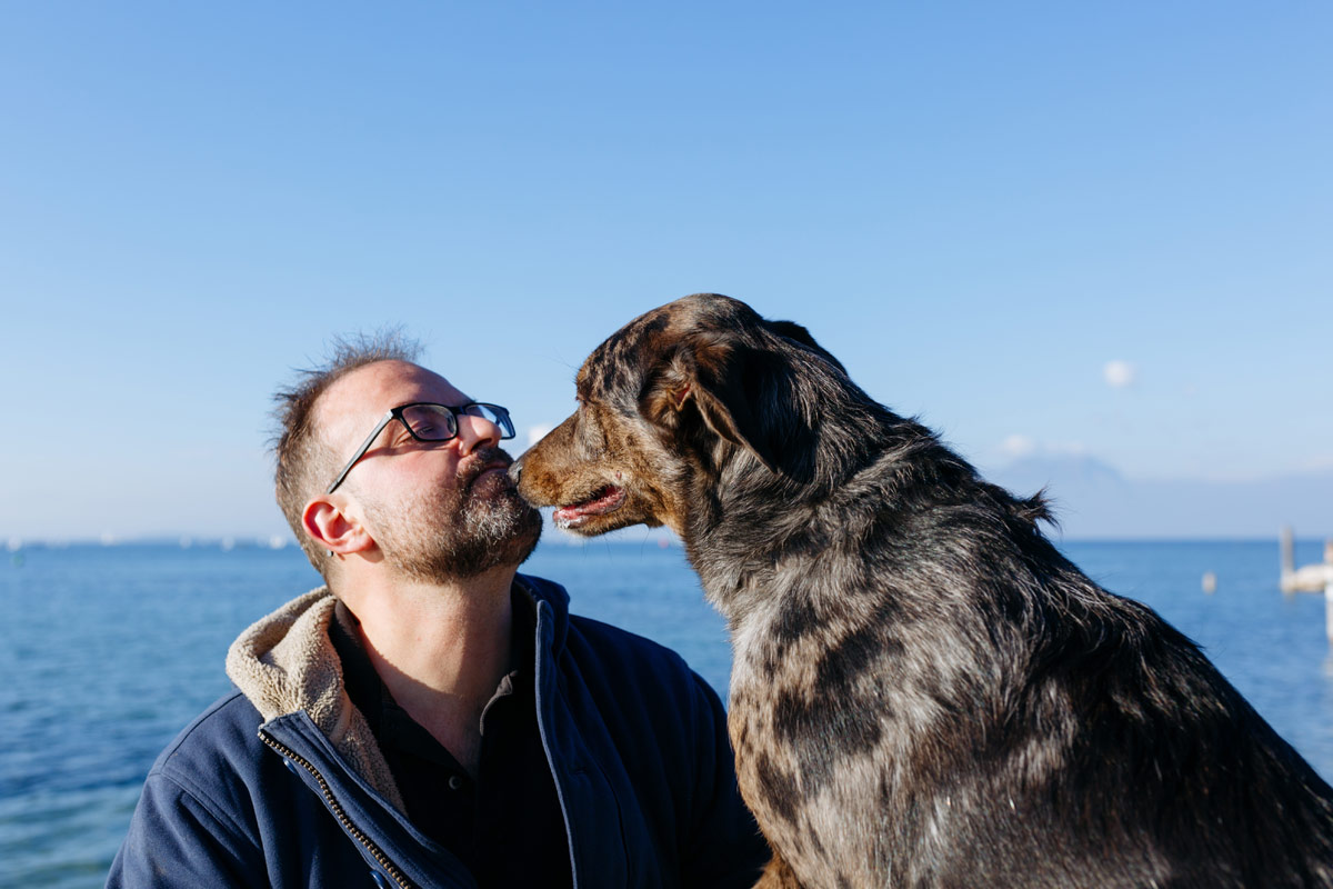 hond aan boord van motorjacht