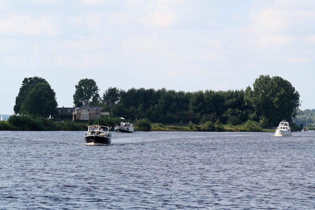 Varen met een motorjacht over Het Zwarte Water Genemuiden Zwartsluis