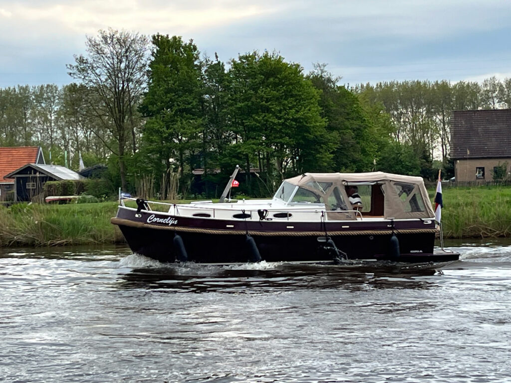 Eerste keer motojacht huren oefenen in rustig vaarwater
