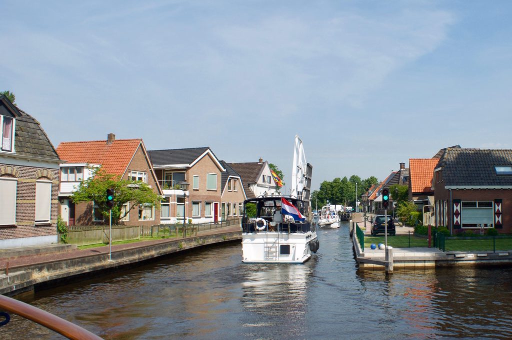 varen met een motorjacht in ossenzijl Overijssel